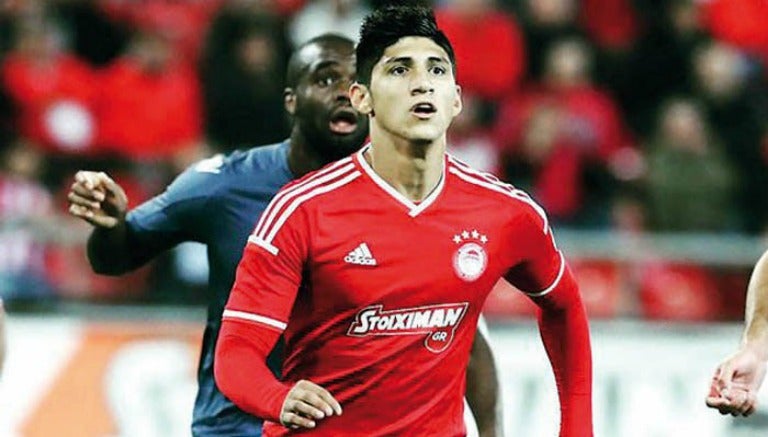 Alan Pulido, en un partido del Olympiacos