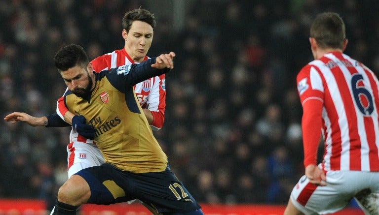 Olivier Giroud pelea un balón con los jugadores del Stoke City