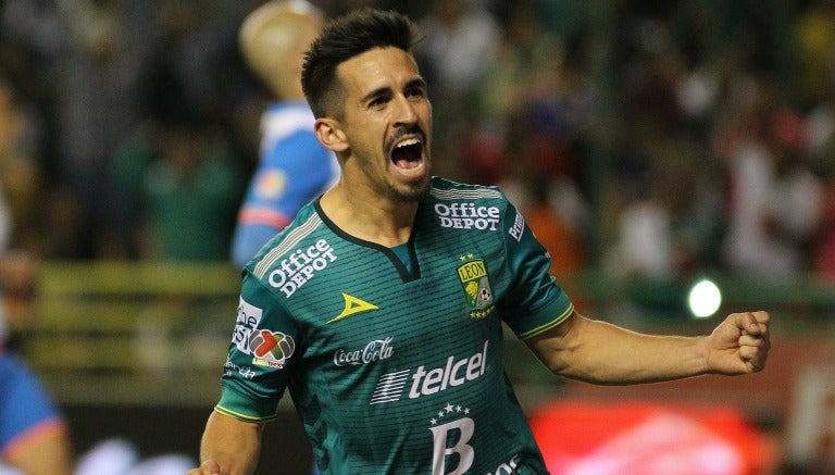 Fernando Navarro festeja un gol con León