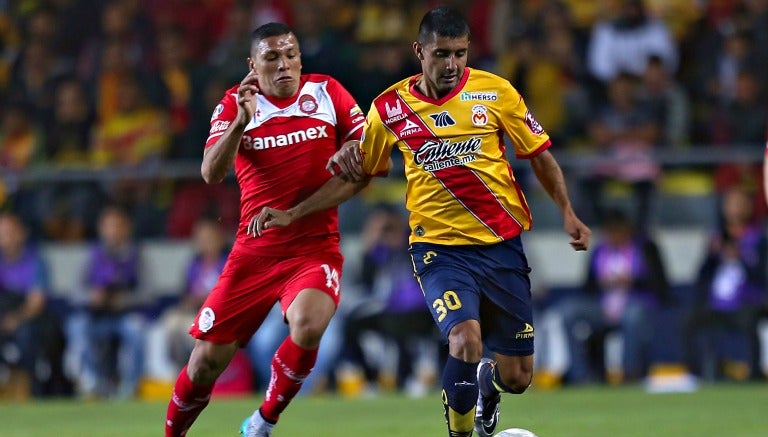 Ricardo Ortíz e Ignacio González pelean por un balón