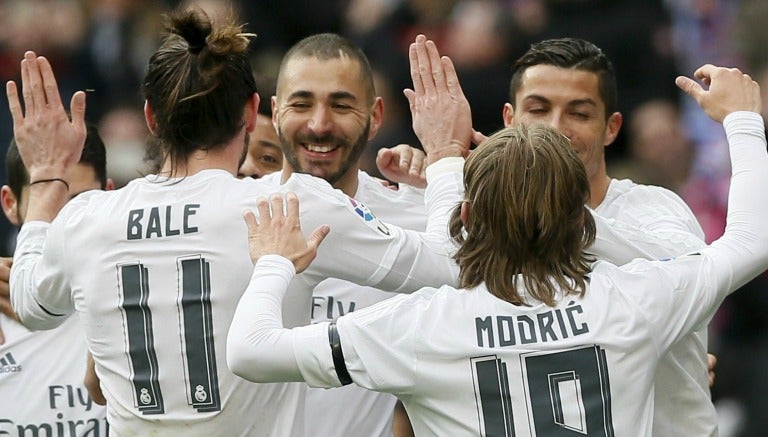 Benzema festeja con sus compañeros un gol madridista