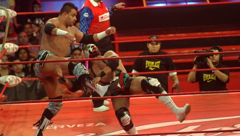 Dr. Wagner Jr. intenta llevarse con una llave a Texano Jr.