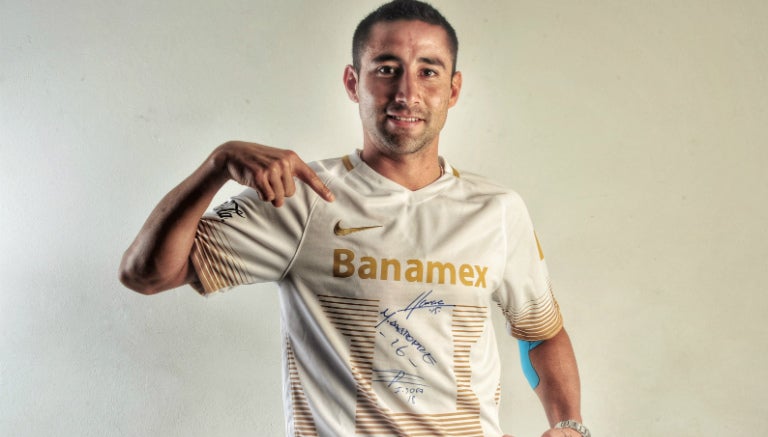 Fuentes posa con la camiseta del club universitario