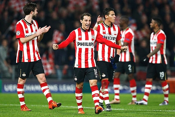 Guardado y Moreno festejan con el PSV