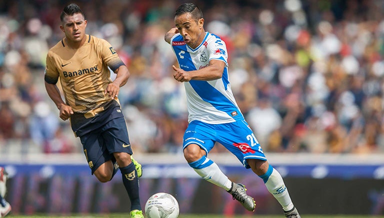 Francisco Torres conduce el esférico en el juego contra Pumas