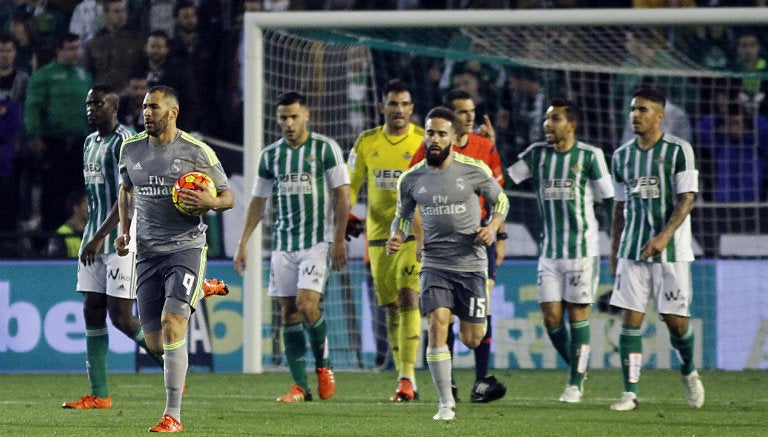 Benzema lleva el balón al centro del campo tras gol del empate