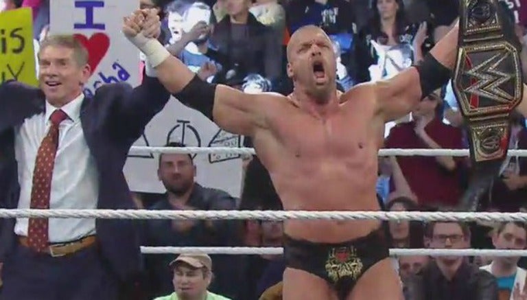 Triple H festeja con el título de la WWE Mundial Pesado