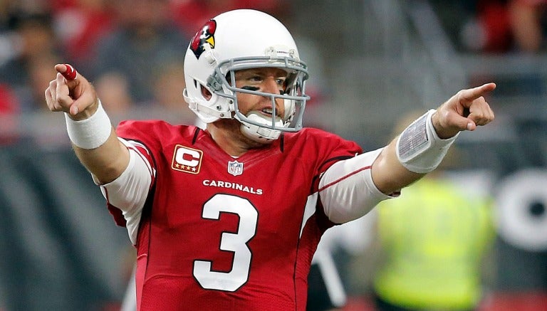 Carson Palmer da indicaciones a sus compañeros