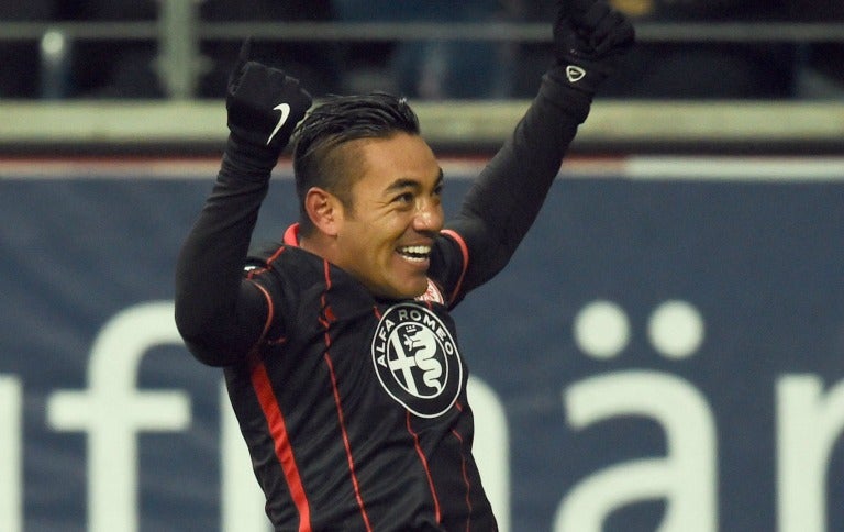 Marco Fabián festeja el último tanto de Meier