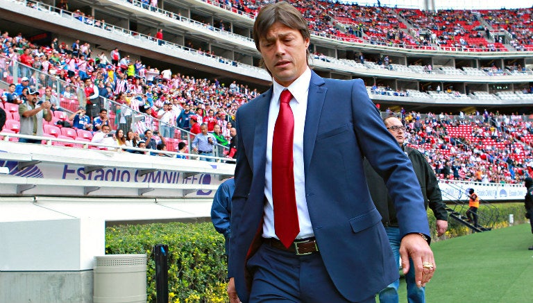 Almeyda se dirige a la banca previo a enfrentar a Tigres