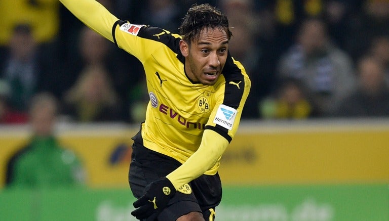 Aubameyang dispara en un juego del Borussia Dortmund