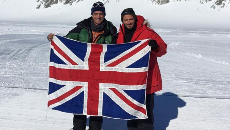 Beckham, posando con Henry Worsley