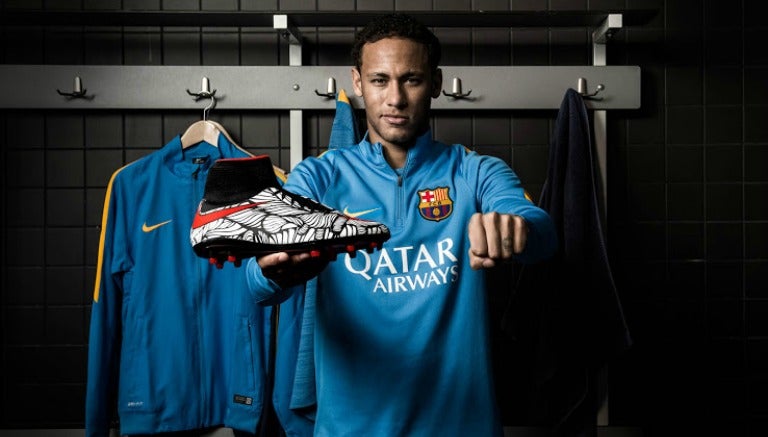 Neymar posa junto con sus nuevos zapatos