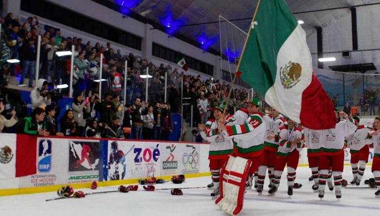 Jugadores del Tri de Hockey celebrando al triunfo