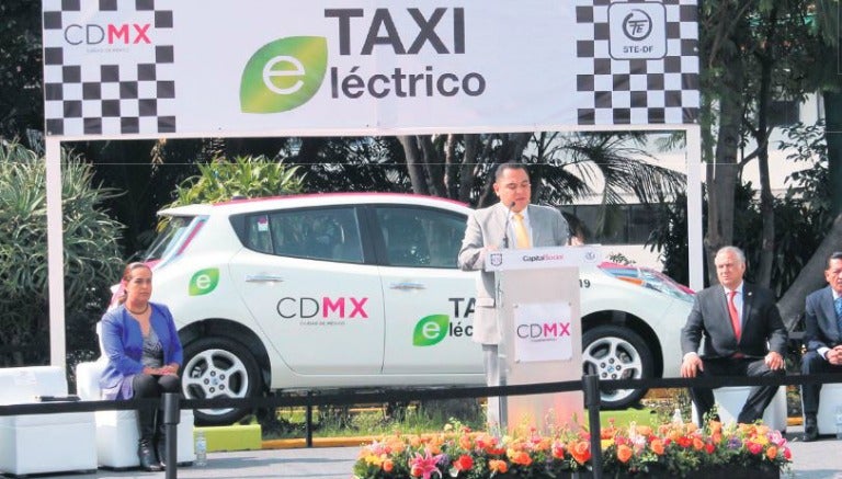 Momento de la entrega de los taxis eléctricos