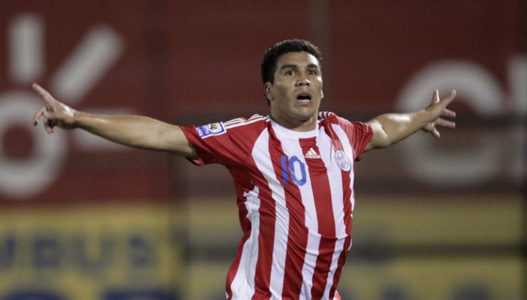 Salvador Cabañas festeja un gol con paraguay 