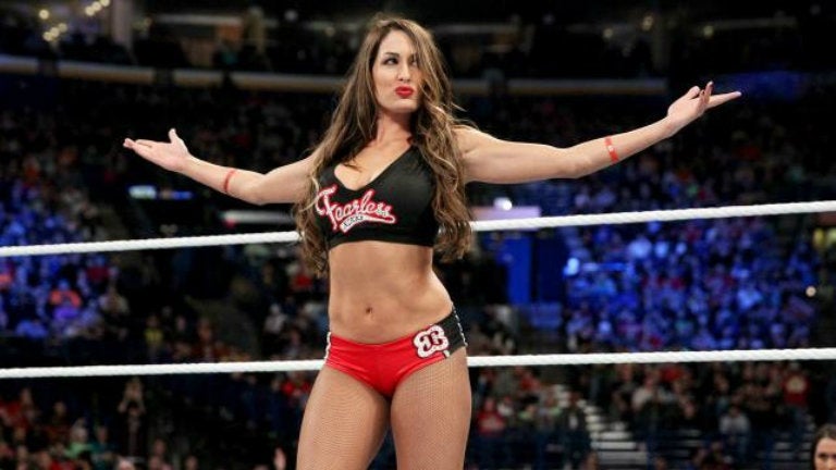 Nikki Bella interactúa con el público durante un combate 