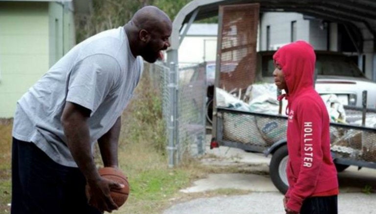 Shaquille O'Neal, durante juego con niños en la calle 