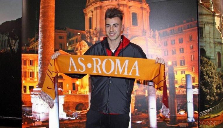 Stephan El Shaarawy con una bufanda de la Roma