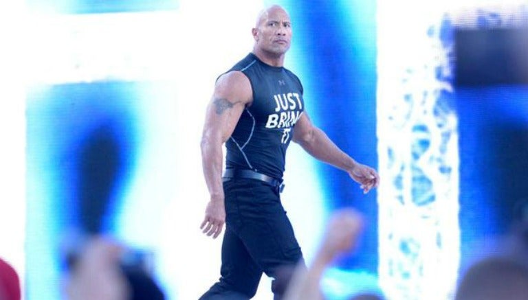 The Rock hace su entrada en un show de Raw