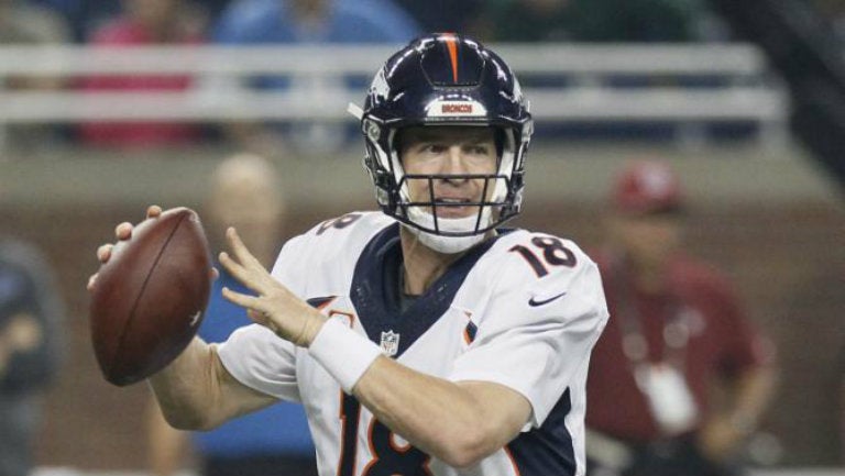 Peyton Manning prepara un pase