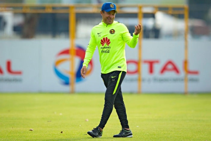 Ambriz sonríe durante un entrenamiento de las Águilas