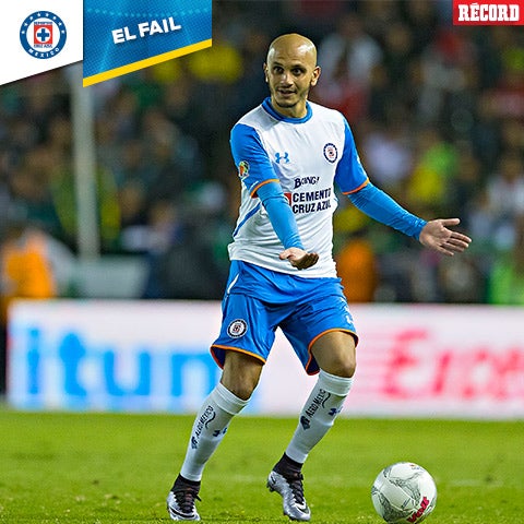 Fabio Santos durante el partido contra León