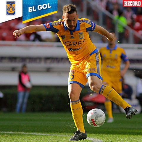 Fernando Fernández durante el partido contra Chivas