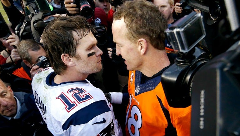 Brady y Manning se saludan después del juego