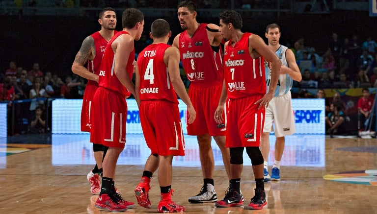 Jugadores del Tri de Basquetbol en la duela