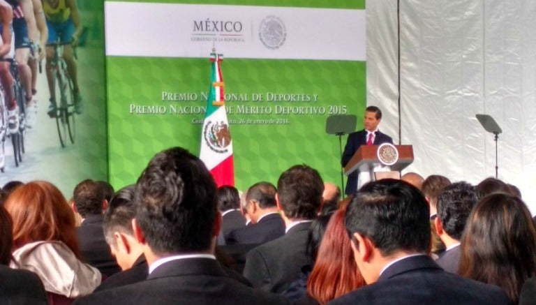 Enrique Peña Nieto entregando el PND 2015