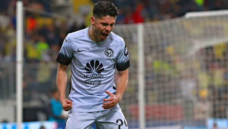 Oribe Peralta celebrando una anotación con América