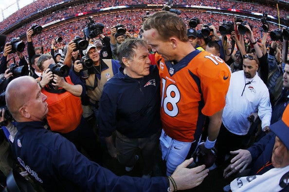 Manning y Belichick charlando tras la victoria de Broncos