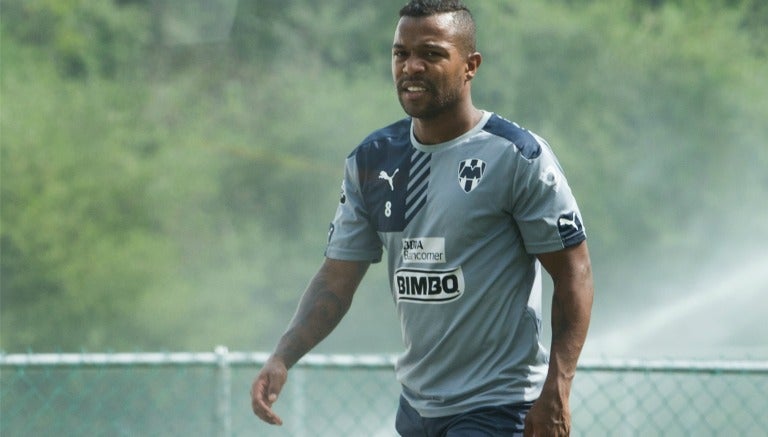 Dorlan Pabón en un entranamiento con Rayados