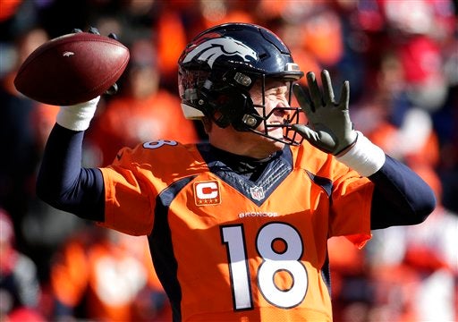 Manning lanza el ovoide en el partido en contra de los Patriotas