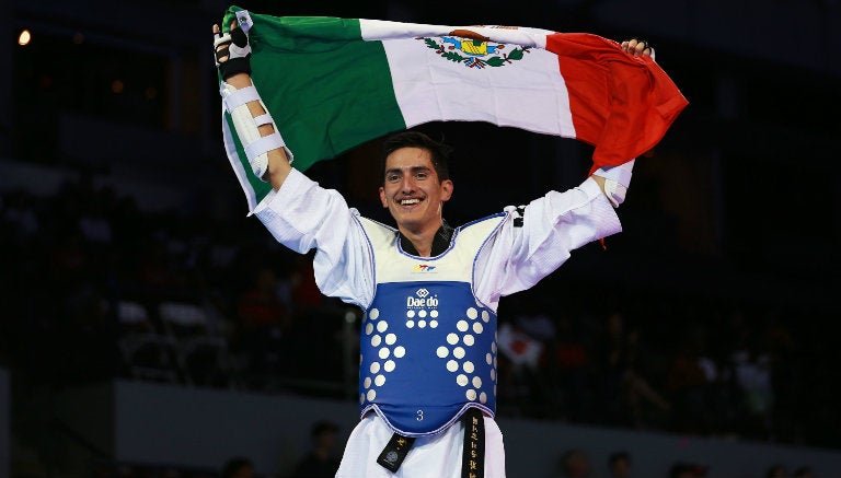 Saúl Gutiérrez festeja en el Mundial de Taekwondo