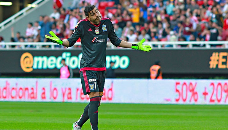 Nahuel Guzmán en el partido contra Chivas