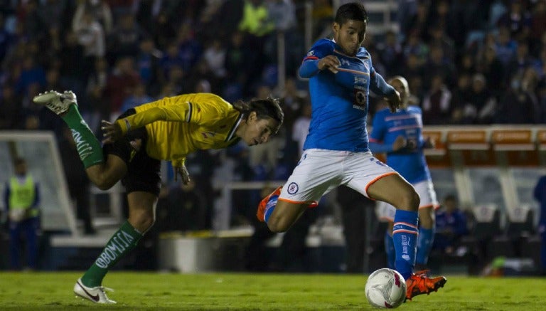 Jorge Benítez se quita a defensa de Venados para anotar gol