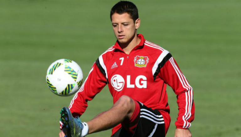 Chicharito domina el balón en entrenamiento del Bayer