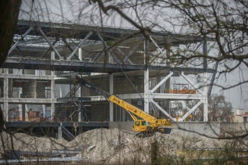 La construcción luce con un gran retraso