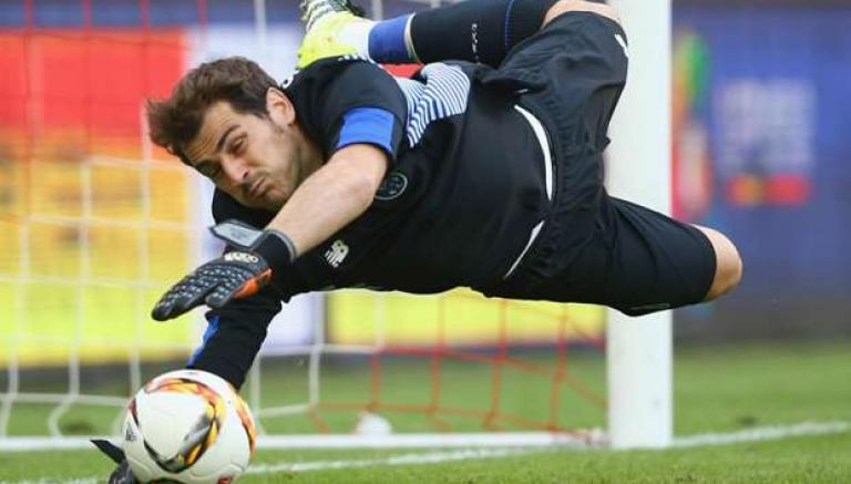 Iker intenta desviar un balón con el Porto