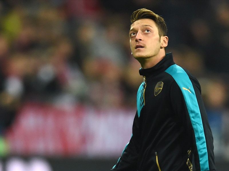 Ozil observa las gradas con los Gunners