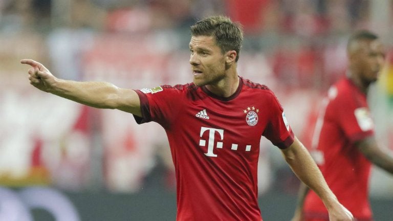 Xabi Alonso reparte órdenes en partido con el Bayern