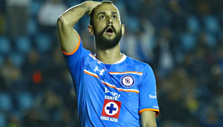 Víctor Vázquez se lamenta en partido de Cruz Azul