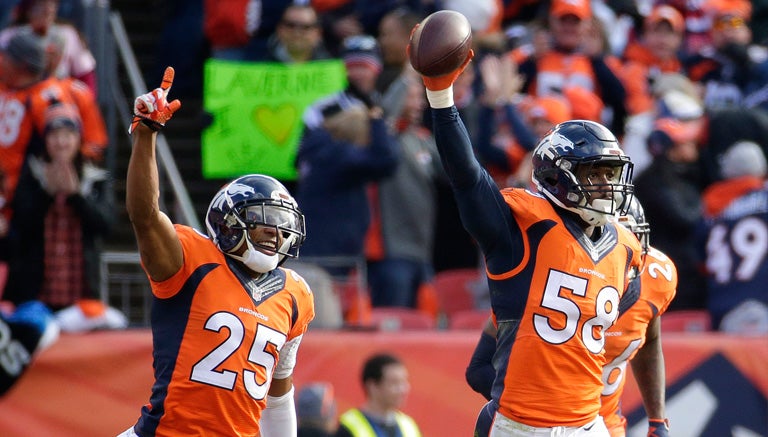 Von Miller celebra con el ovoide tras interceptar un pase de Brady