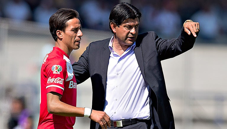 Lucas Lobos junto a José Cardozo durante un partido