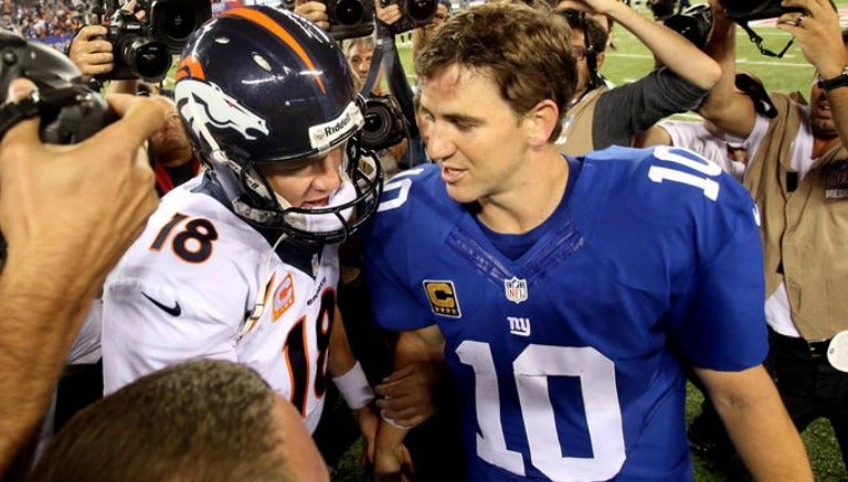 Peyton y Eli se saludan tras un partido