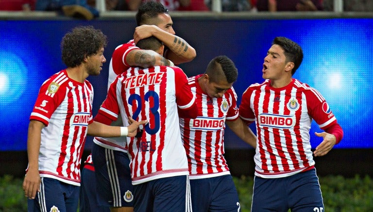 Chivas festeja gol de Michel Vázquez