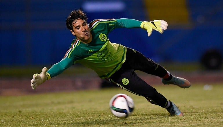 Ochoa ataja balón en entrenamiento previo al enfrentamiento contra Honduras