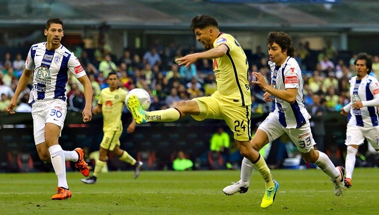 Peralta dispara a gol en el último encuentro contra Pachuca